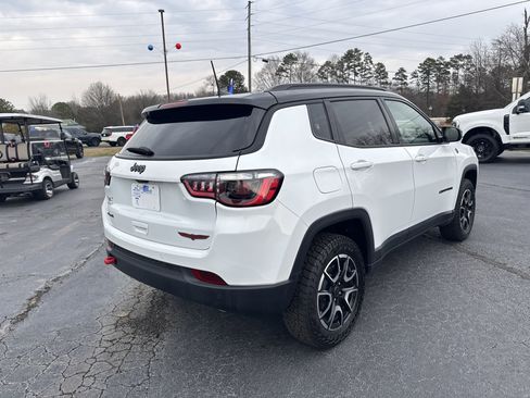 Used 2025 Jeep Compass Trailhawk image 5