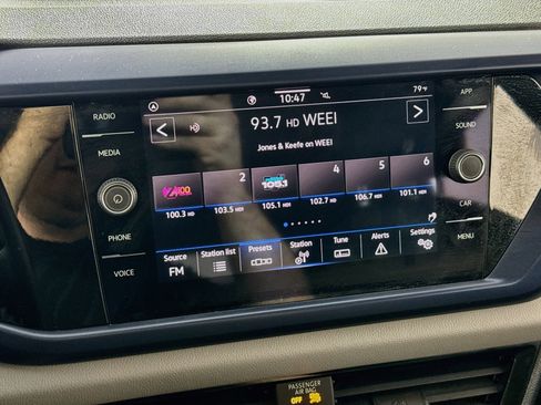 Used 2023 Volkswagen Taos SE w/ Panoramic Sunroof Package FWD image 18