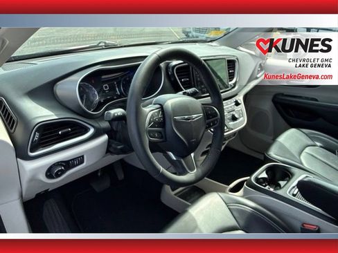 Used 2023 Chrysler Pacifica Touring-L FWD image 15