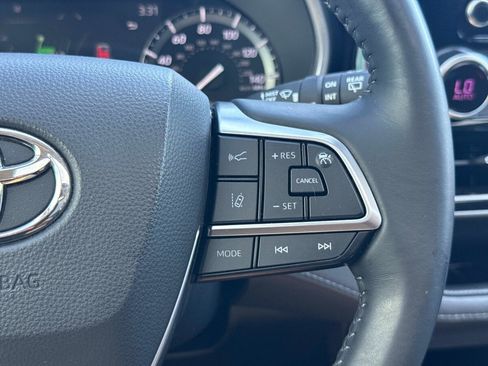 Used 2021 Toyota Highlander XLE AWD/4WD image 29