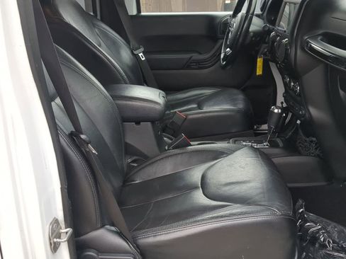 Used 2014 Jeep Wrangler Unlimited Sahara w/ Dual Top Group AWD/4WD image 20