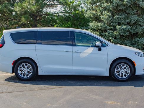Used 2023 Chrysler Pacifica Touring-L FWD image 11