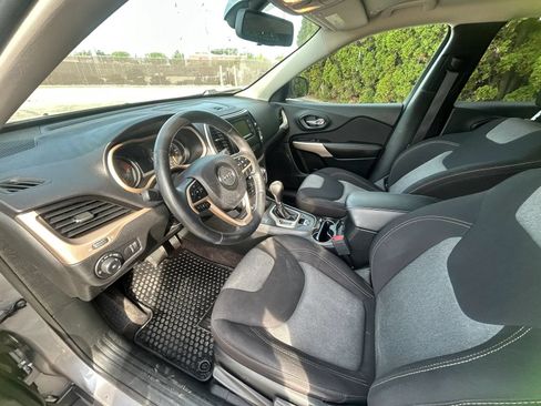 Used 2018 Jeep Cherokee Latitude w/ Cold Weather Group AWD/4WD image 8