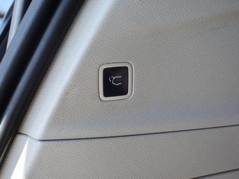 Used 2024 Chrysler Pacifica Touring-L FWD image 7