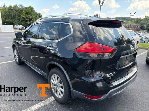 Used 2017 Nissan Rogue SV w/ SV Premium Package FWD image 2