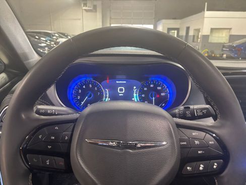 Used 2025 Chrysler Pacifica Limited image 28