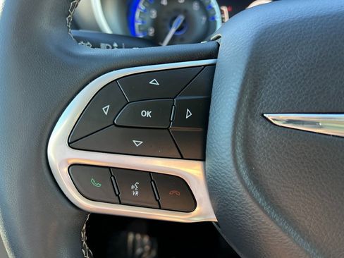 Certified 2024 Chrysler Pacifica Touring-L image 27