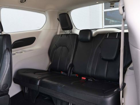 Used 2023 Chrysler Pacifica Touring-L FWD image 11