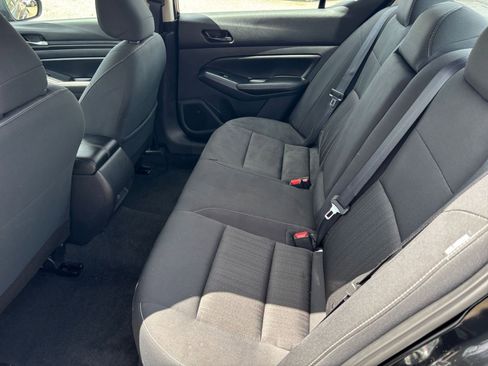 Used 2025 Nissan Altima 2.5 SV FWD image 25