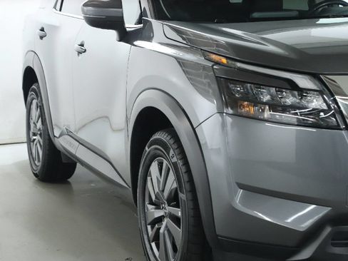 Certified 2025 Nissan Pathfinder SV FWD image 9