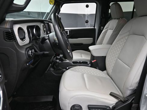 Used 2022 Jeep Wrangler Unlimited Sahara image 17
