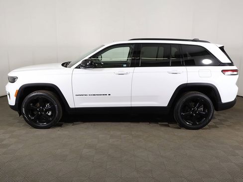 Used 2023 Jeep Grand Cherokee Limited w/ Black Appearance Package image 19