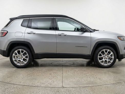 Used 2025 Jeep Compass Limited image 11