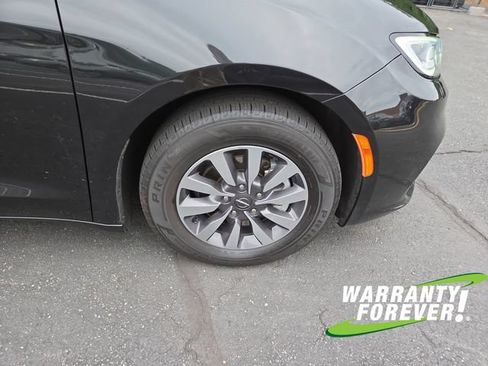 Used 2023 Chrysler Pacifica Touring-L FWD image 19