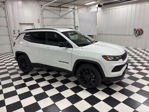 Used 2026 Jeep Compass Latitude AWD/4WD image 3