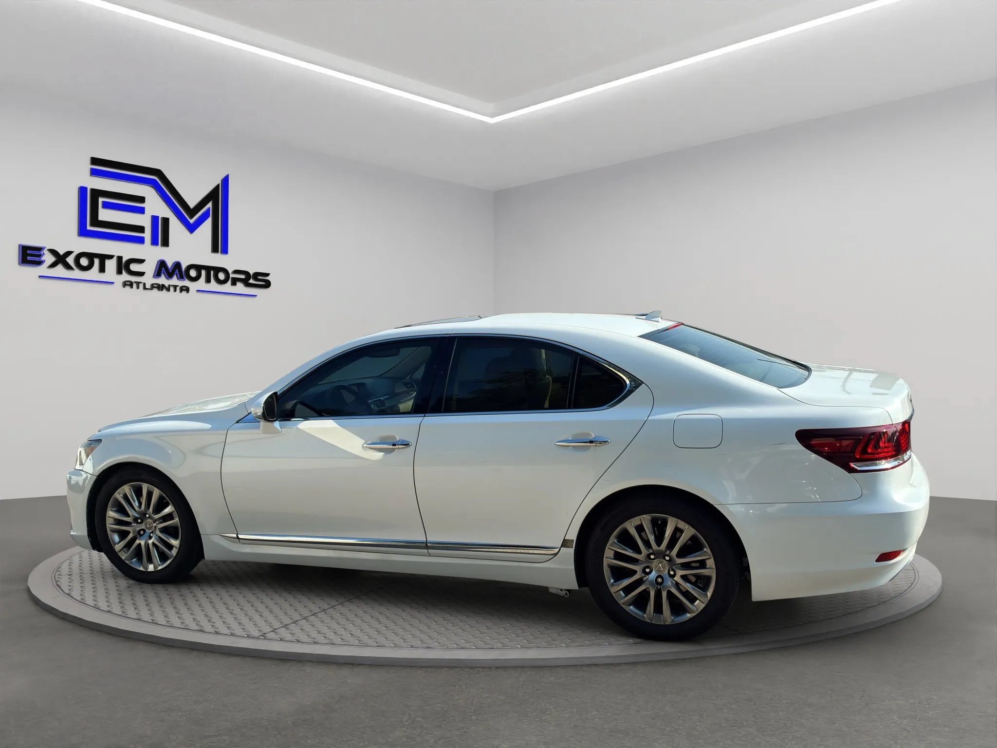 Used 2013 Lexus LS 460 AWD w/ Comfort Pkg image 3
