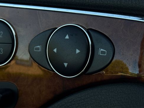 Used 2005 Mercedes-Benz E 500 4MATIC Sedan image 37