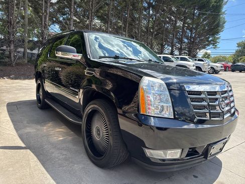 Used 2012 Cadillac Escalade Luxury AWD/4WD image 8
