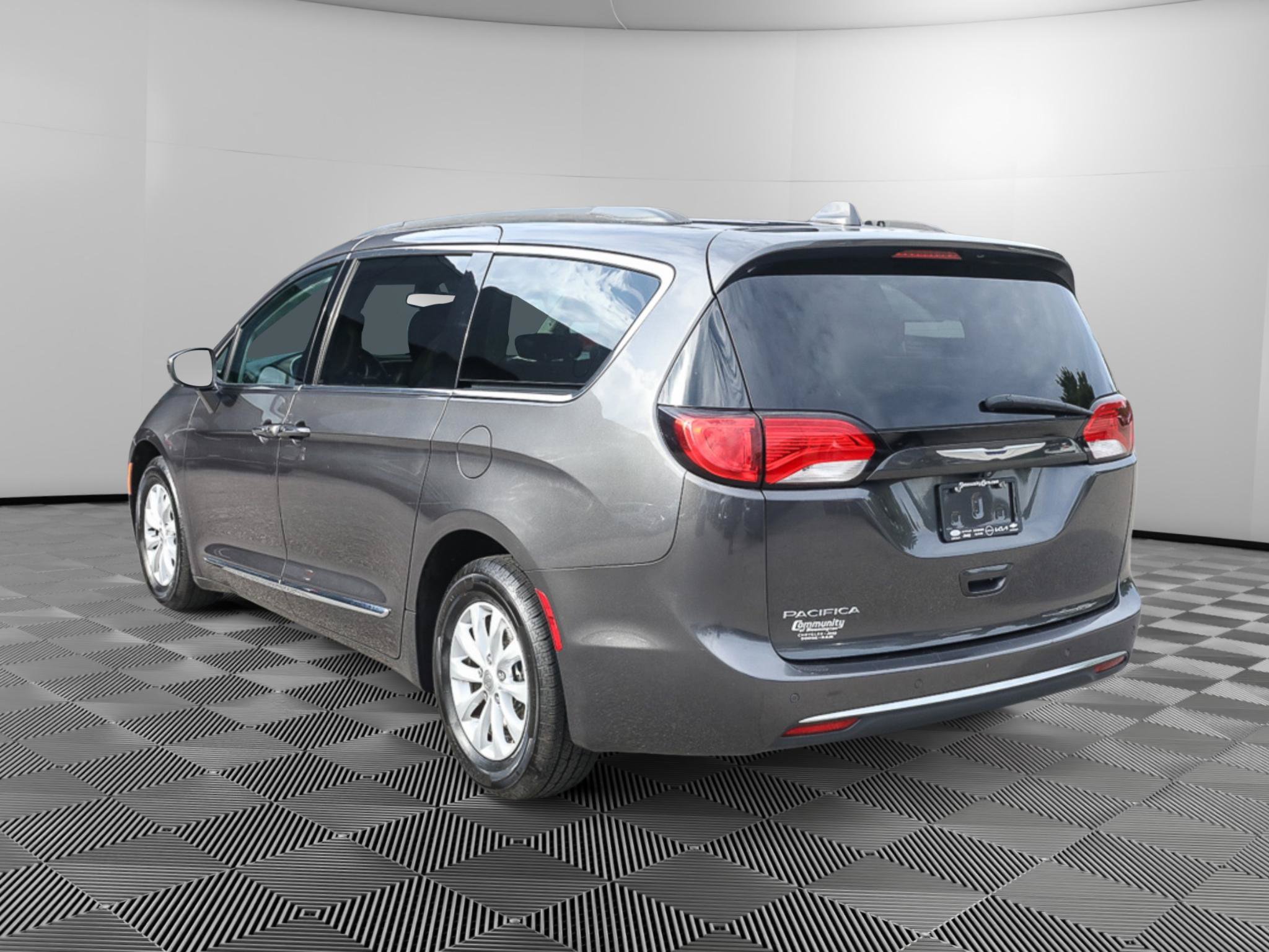 Used 2017 Chrysler Pacifica Touring-L FWD image 5