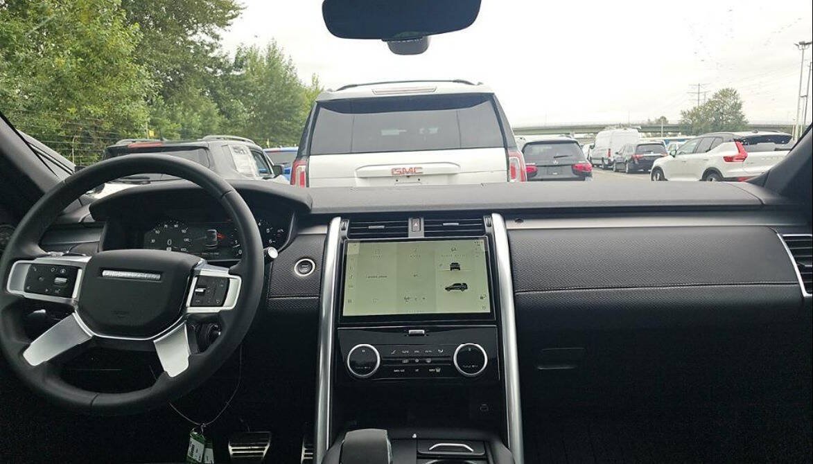 Used 2024 Land Rover Discovery Dynamic SE AWD/4WD image 11