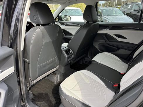 Used 2025 Volkswagen Tiguan SE image 26