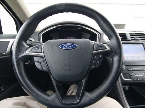 Used 2017 Ford Fusion SE w/ Fusion SE Technology Package FWD image 18