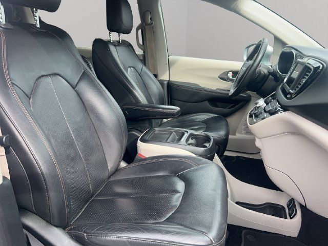 Used 2020 Chrysler Pacifica Touring-L FWD image 36