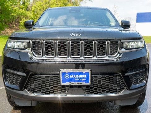 Used 2023 Jeep Grand Cherokee Laredo w/ Luxury Tech Group I AWD/4WD image 3