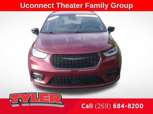 Used 2023 Chrysler Pacifica Limited w/ Uconnect Theater Family Group FWD image 2