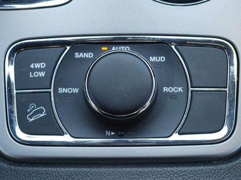 Used 2019 Jeep Grand Cherokee Laredo image 24