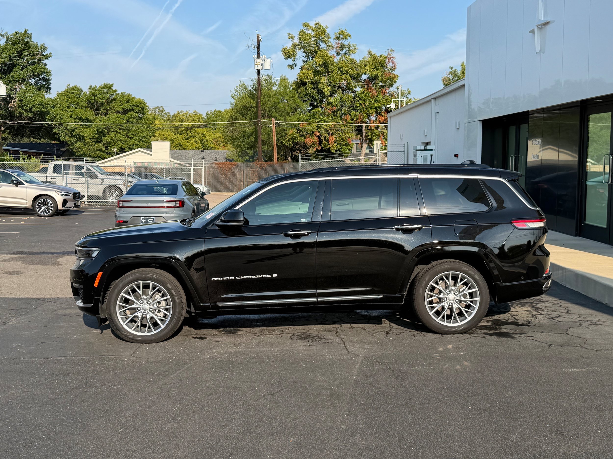Used 2025 Jeep Grand Cherokee L Summit w/ Luxury Tech Group V AWD/4WD image 3