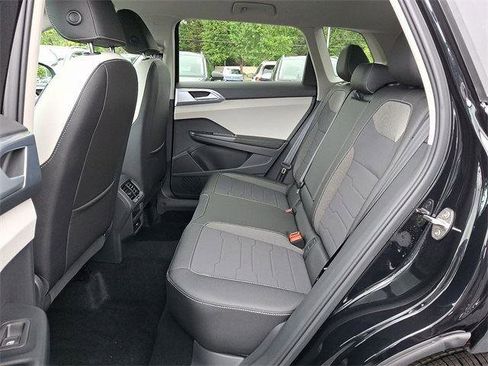 New 2025 Volkswagen Taos SE image 8