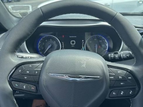 Used 2023 Chrysler Pacifica Limited w/ Uconnect Theater Family Group AWD/4WD image 4