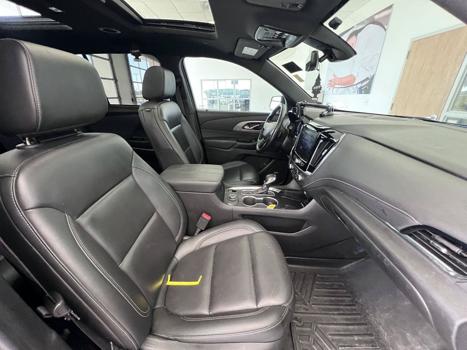 Used 2023 Chevrolet Traverse LT w/ LT Premium Package AWD/4WD image 19