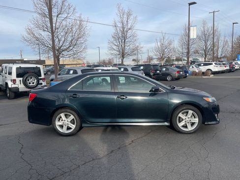 Used 2014 Toyota Camry L image 8