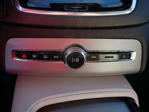 Used 2020 Volvo XC90 T6 R-Design w/ Protection Package Premier image 24
