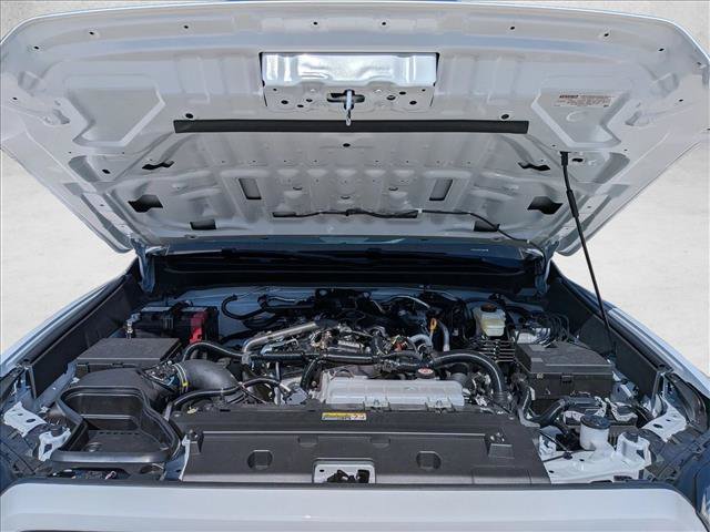Used 2025 Toyota Tacoma SR5 AWD/4WD image 16