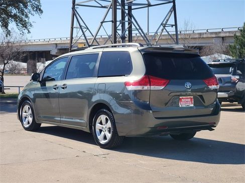 Used 2013 Toyota Sienna LE image 4