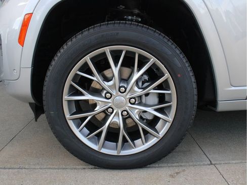 New 2025 Jeep Grand Cherokee Summit image 34