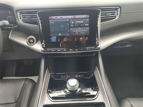 Used 2024 Jeep Wagoneer Series II w/ Flexible Seating Group image 11