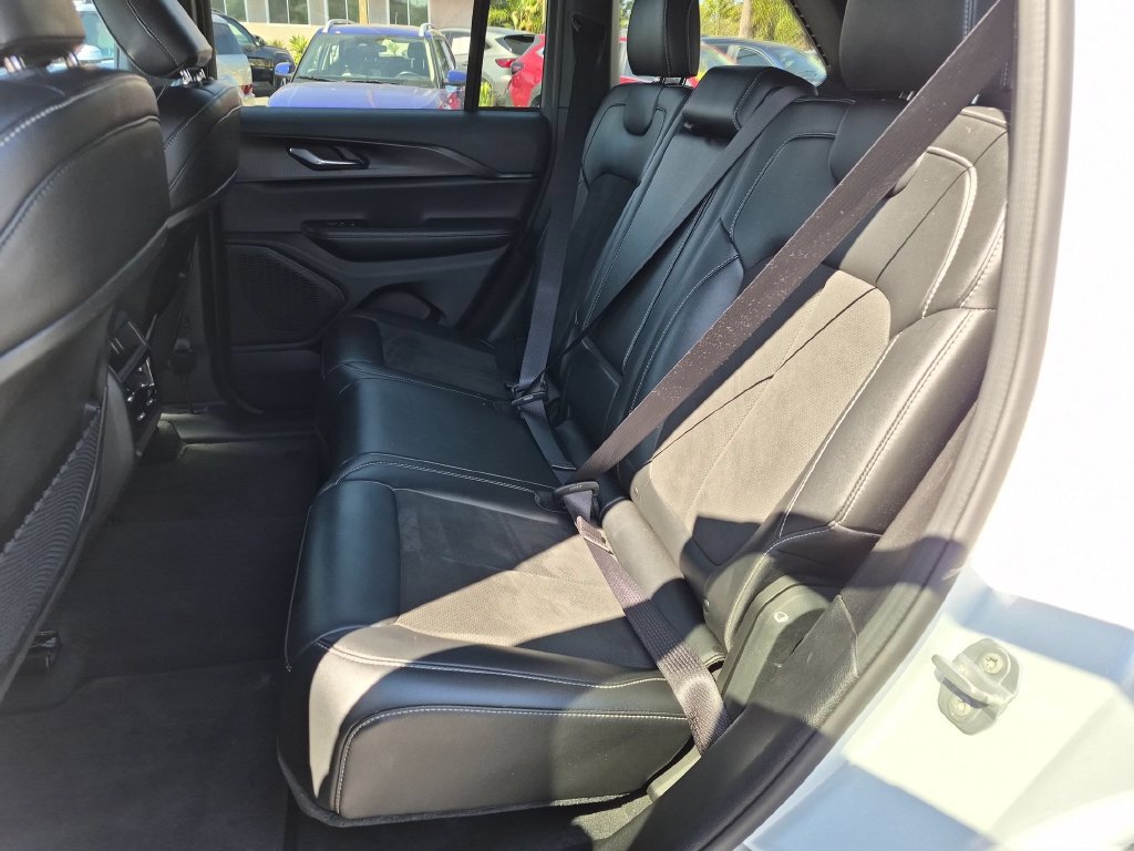 Used 2025 Jeep Grand Cherokee Altitude AWD/4WD image 28