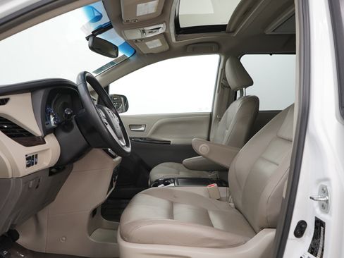 Used 2017 Toyota Sienna XLE Premium AWD/4WD image 26