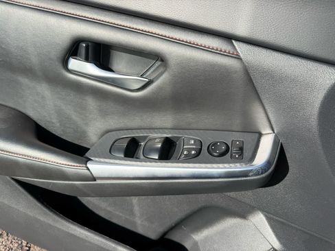 Used 2025 Nissan Sentra SR FWD image 17