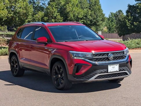 Used 2022 Volkswagen Taos SE w/ Panoramic Sunroof Package FWD image 8