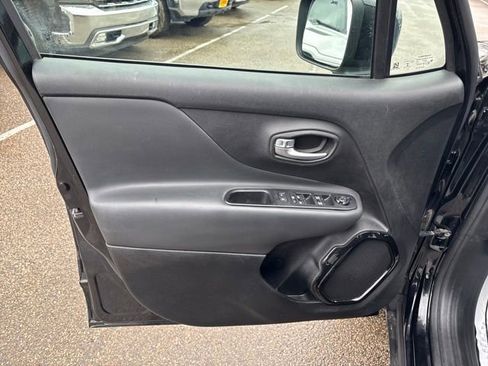 Used 2018 Jeep Renegade Altitude image 7