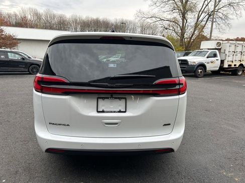 New 2026 Chrysler Pacifica Select image 5