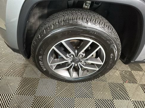 Used 2019 Jeep Grand Cherokee Laredo w/ 18" Wheel & 8.4" Radio Group AWD/4WD image 11