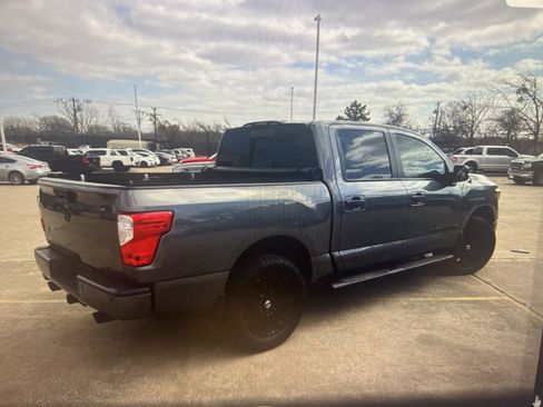 Used 2019 Nissan Titan SV w/ SV Convenience Package image 5