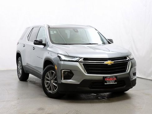 Used 2023 Chevrolet Traverse LS image 1