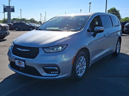 Used 2023 Chrysler Pacifica Touring FWD image 3